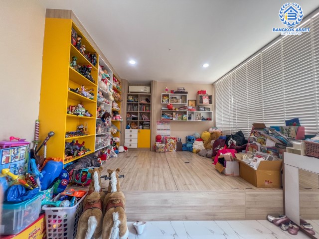 *****บ้านมือสองย่านนนทบุรี ม.วรารมย์ พรีเมี่ยม วัชรพล-จตุโชติ หลังมุม เนื้อที่กว้างขวางถึง 168.4 ตร.ว. ฟังก์ชัน 4 ห้องนอน 4 ห้องน้ำ 4 ที่จอดรถ ตกแต่งสวย พร้อมเข้าอยู่ บนทำเลเชื่อมต่อ ถ.จตุโชติ, ถ.สุขาภิบาล5, ถ.หทัยราษฎร์ ใกล้รถไฟฟ้าสายสีเขียว "สถานีสายหยุด" และทางด่วน "ฉลองรัช"